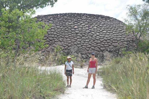 Com a nossa guia, Carminha, na famosa Pedra da Tartaruga, no Parque Nacional de Sete Cidades - PI
